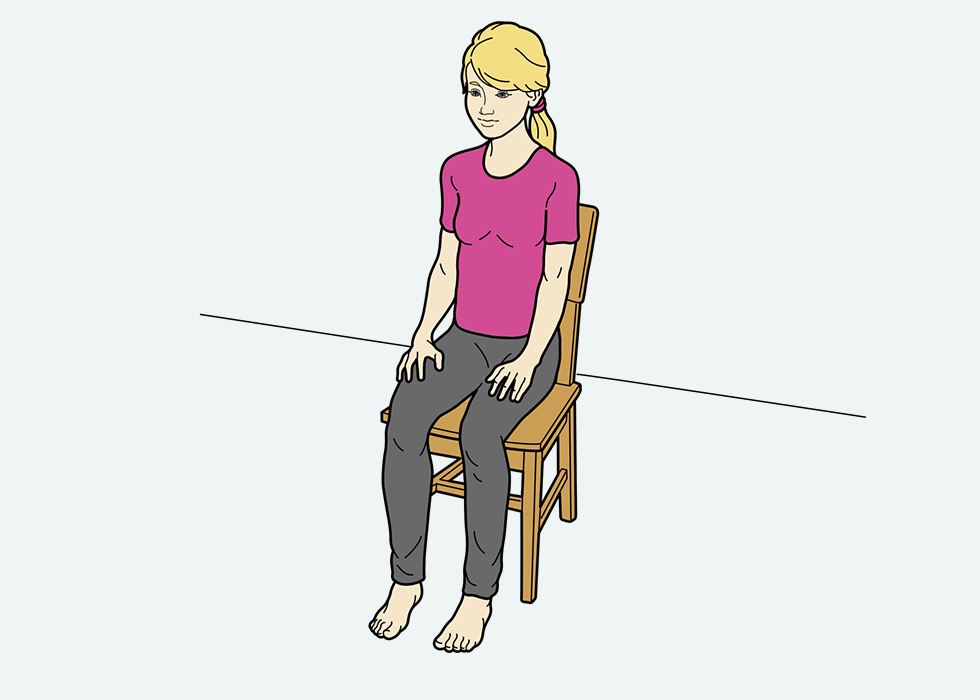 Το άτομο κάθεται σε μια καρέκλα με τα πόδια επίπεδα στο πάτωμα.
