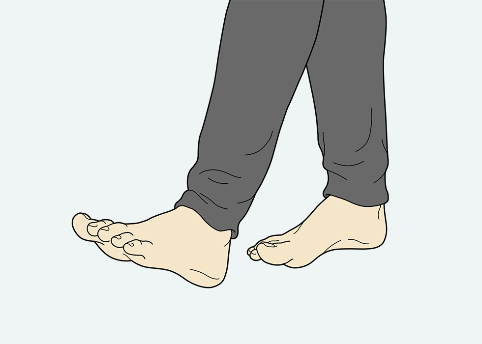 一個人移動前腳，使其只有腳後跟接觸地面。 