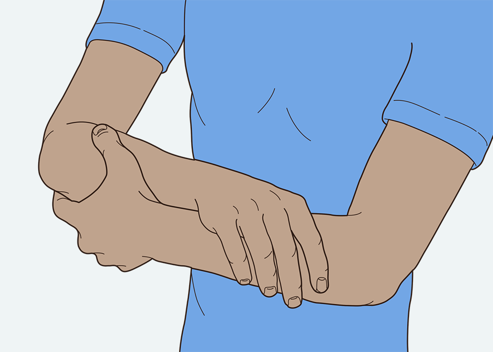 Elleriyle kollarına dokunan bir kişi.