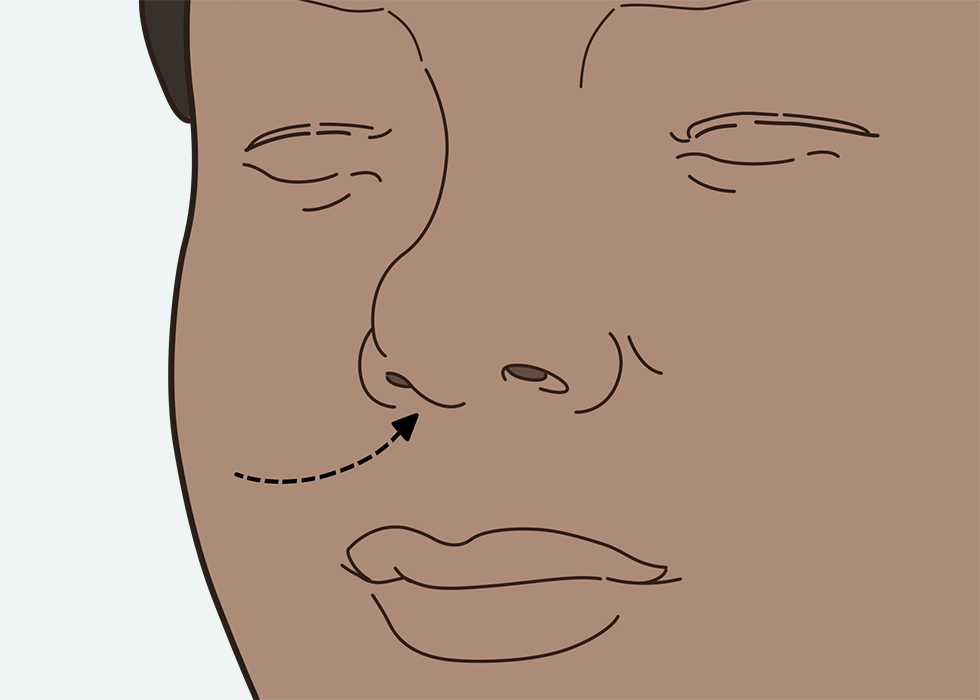 اپنی ناک کےذریعے سانس اندر لیتا ہوا شخص۔