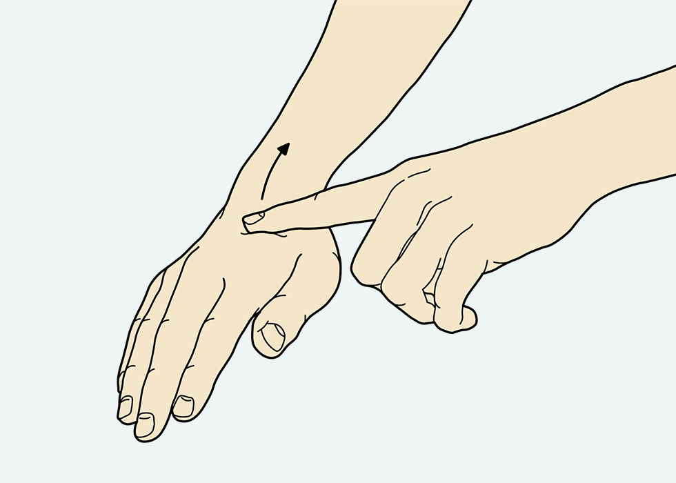Bir parmağıyla elinin arkasını sıvazlayan kişi.