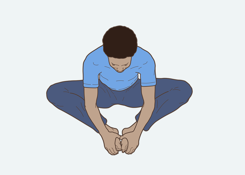 बैठने की स्थिति में व्यक्ति जो अपने पैरों के तलवों को इकठ्ठे जोड़ रहा है और उन्हें अपने हाथों से पकड़ रहा है।