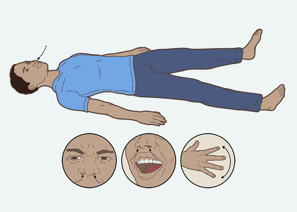 一个人躺在地板上做多项运动。
