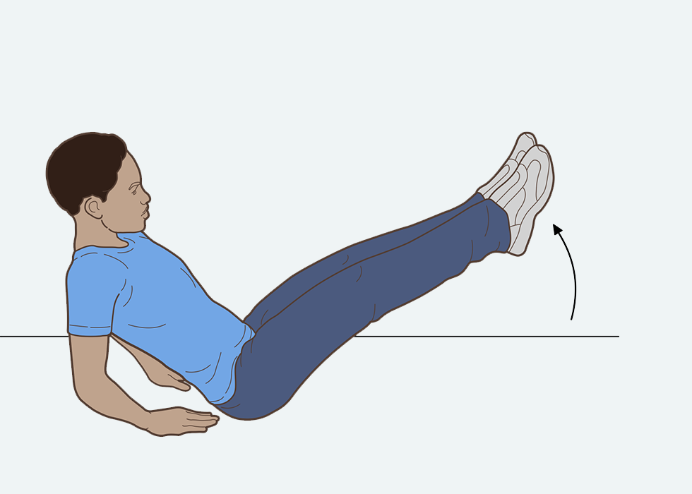 फर्श पर बैठा व्यक्ति जो अपनी टांगों को हवा में उठा रहा है