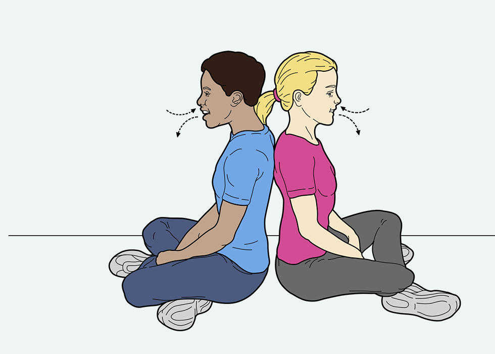Δύο άτομα κάθονται πλάτη με πλάτη στο έδαφος.